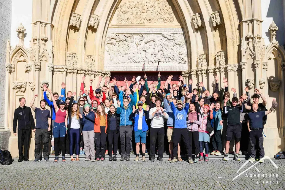 Teilnehmende von Mariazell OneWay 2026 vor der Basilika